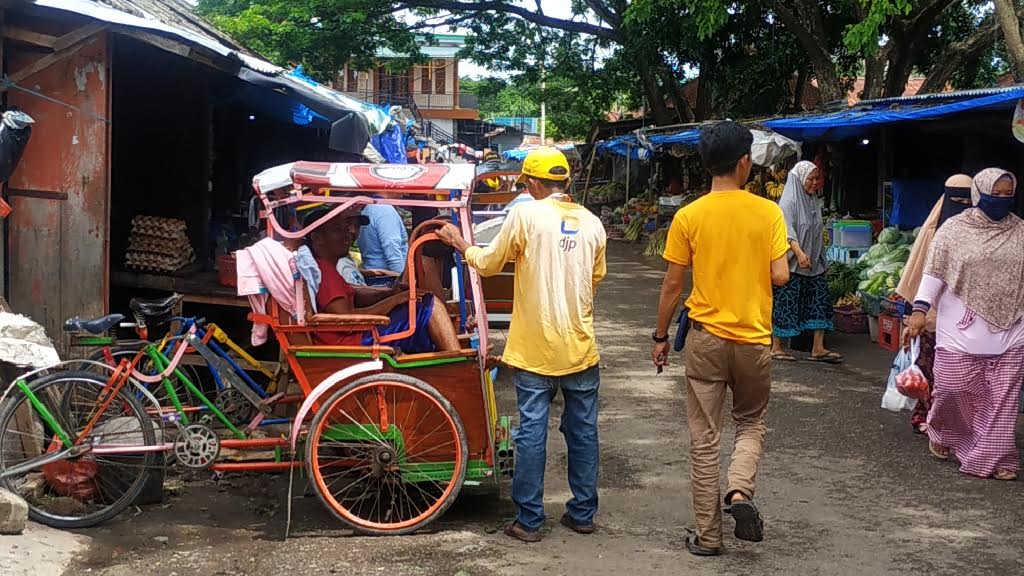para-tukang-becak-saat-menunggu-penumpang-di-pasar-sentral-bulukumba-sulawesi-selatan-sulsel.jpg