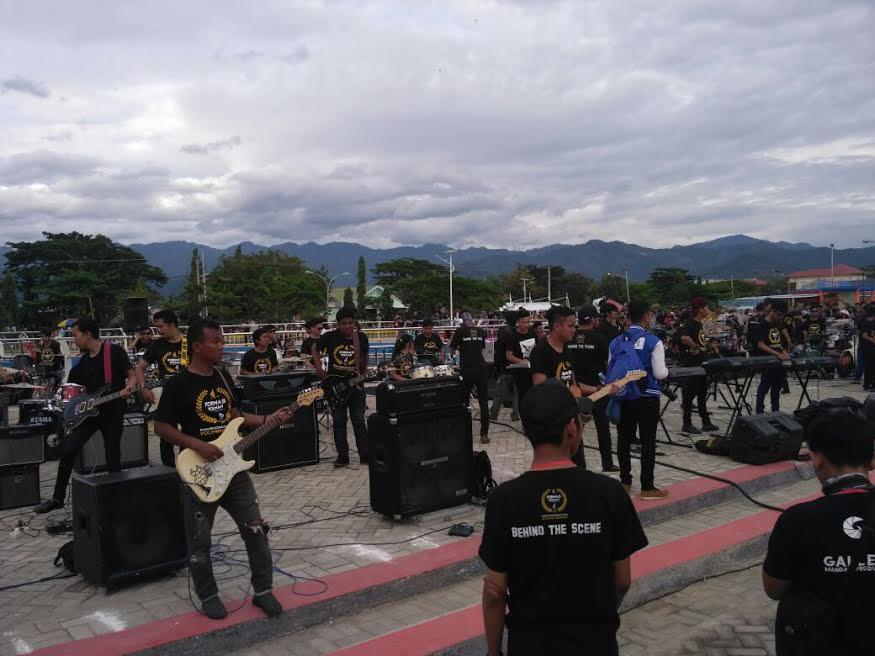 parade-musik-100-musisi-polewali-mandar_20180121_195957.jpg