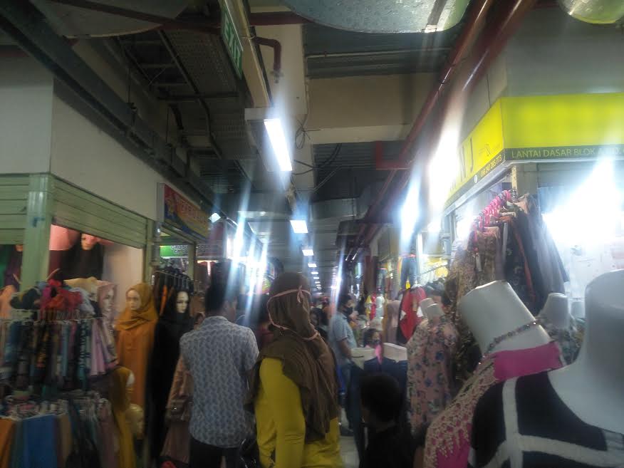 Pasar Sentral Makassar Ramai Pungunjung, Tak Terapkan Physical Distancing