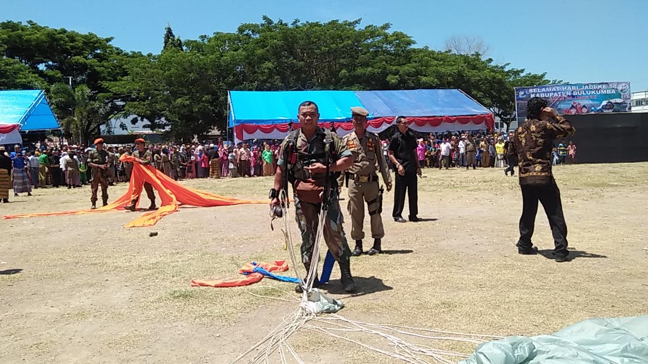 Hanya Satu Penerjun Tepat Sasaran di HUT Bulukumba