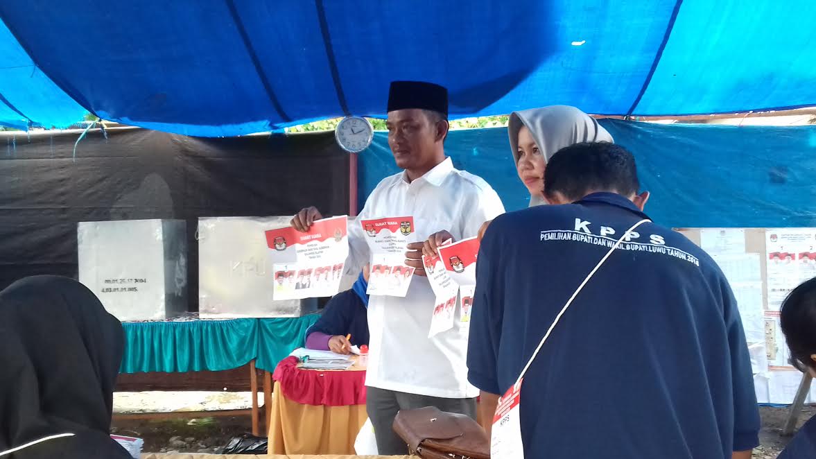 patahudding-bersama-istrinya-kurnia-datang-ke-tps-001-kelurahan-cilallang_20180627_125609.jpg