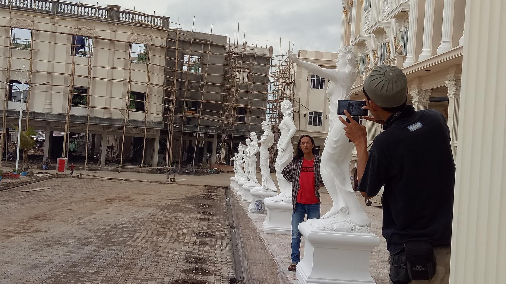 MUI Maros Protes Patung Setengah Telanjang di Grand Mall Batangase - patung_20170604_175641.jpg