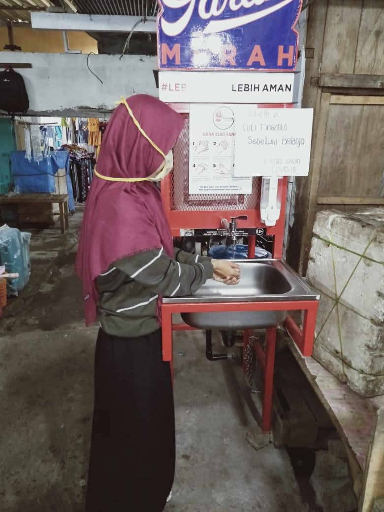 pd-pasar-menyiapkan-alat-cuci-23.jpg