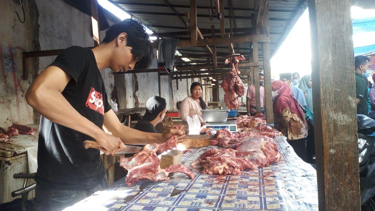 pedagang-daging-sapi-di-pasar-lakessi-Parepare-Senin-2762022-siang.jpg