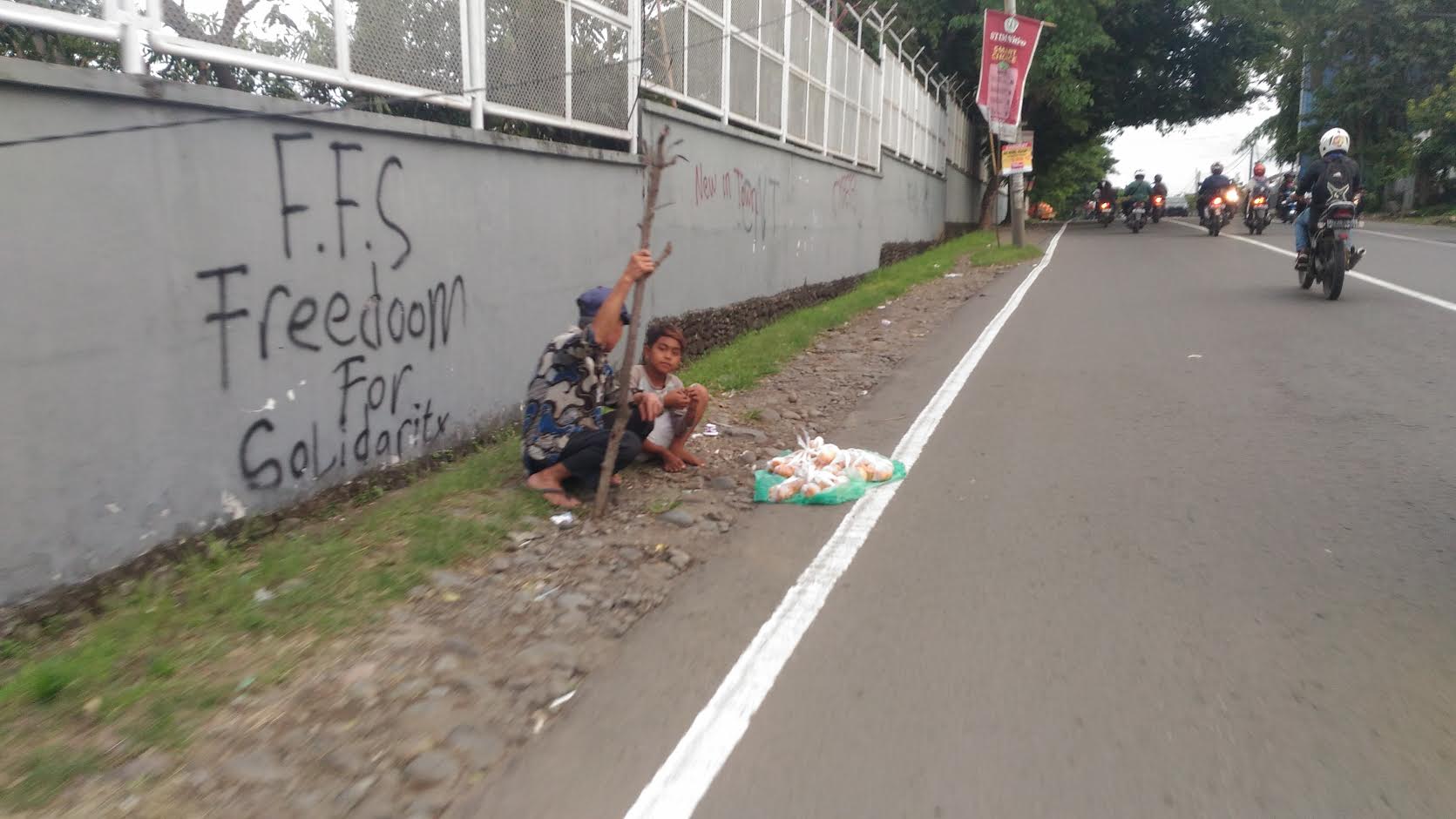 Anak Kecil Jualan di Aspal Jl Tugu Adipura