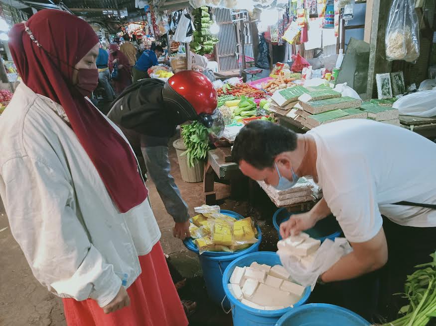 pedagang-tahu-di-pasar-toddopuli-imam-syafii-saat-mengambil-tahu-di-ember.jpg