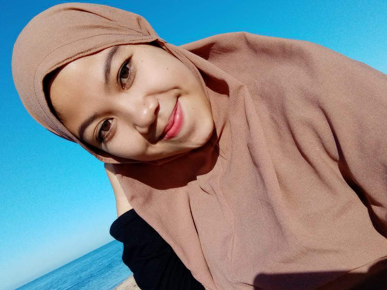 Cewek Makassar Ini Berburu Takjil Pisang Ijo Setiap Hari