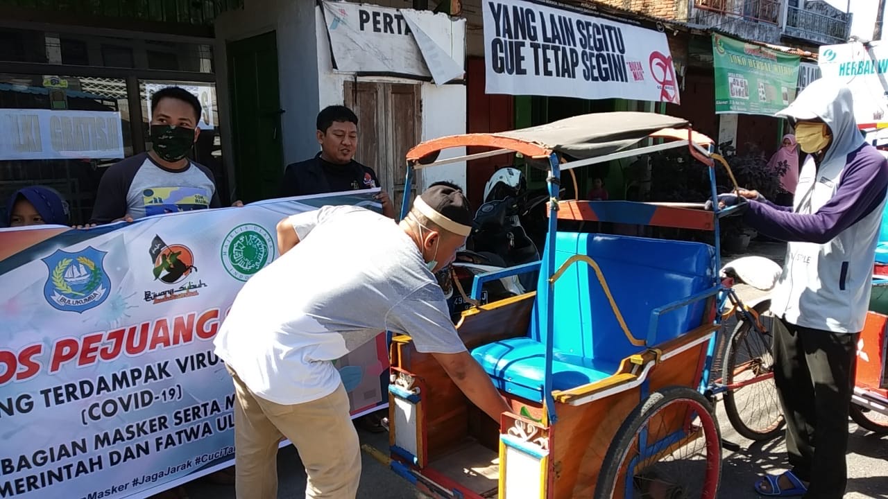 Komunitas Pejuang Subuh Bulukumba Bagi Sembako ke Tukang Becak