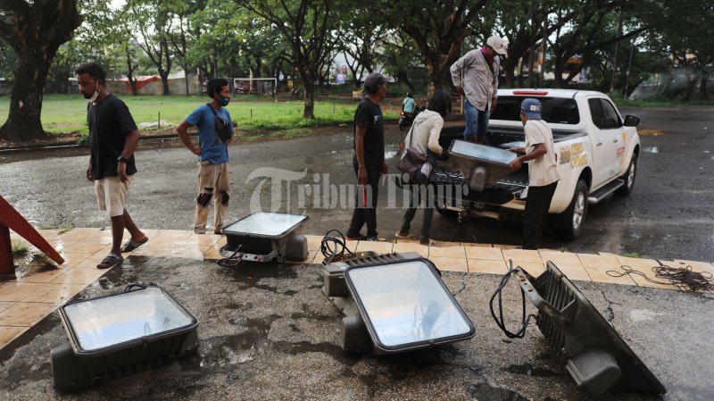 pekerja-mengangkat-lampu-sorot-stadion-di-stadion-mattoanging-1.jpg<pf>pekerja-mengangkat-lampu-sorot-stadion-di-stadion-mattoanging-2.jpg<pf>pekerja-mengangkat-lampu-sorot-stadion-di-stadion-mattoanging-3.jpg<pf>pekerja-mengangkat-lampu-sorot-stadion-di-stadion-mattoanging-4.jpg<pf>pekerja-mengangkat-lampu-sorot-stadion-di-stadion-mattoanging-5.jpg<pf>pekerja-mengangkat-lampu-sorot-stadion-di-stadion-mattoanging-6.jpg