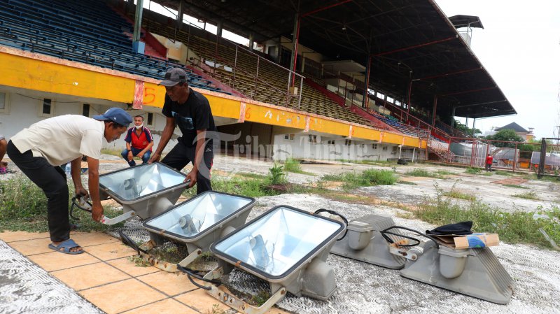 pekerja-mengangkat-lampu-sorot-stadion-di-stadion-mattoanging-6.jpg