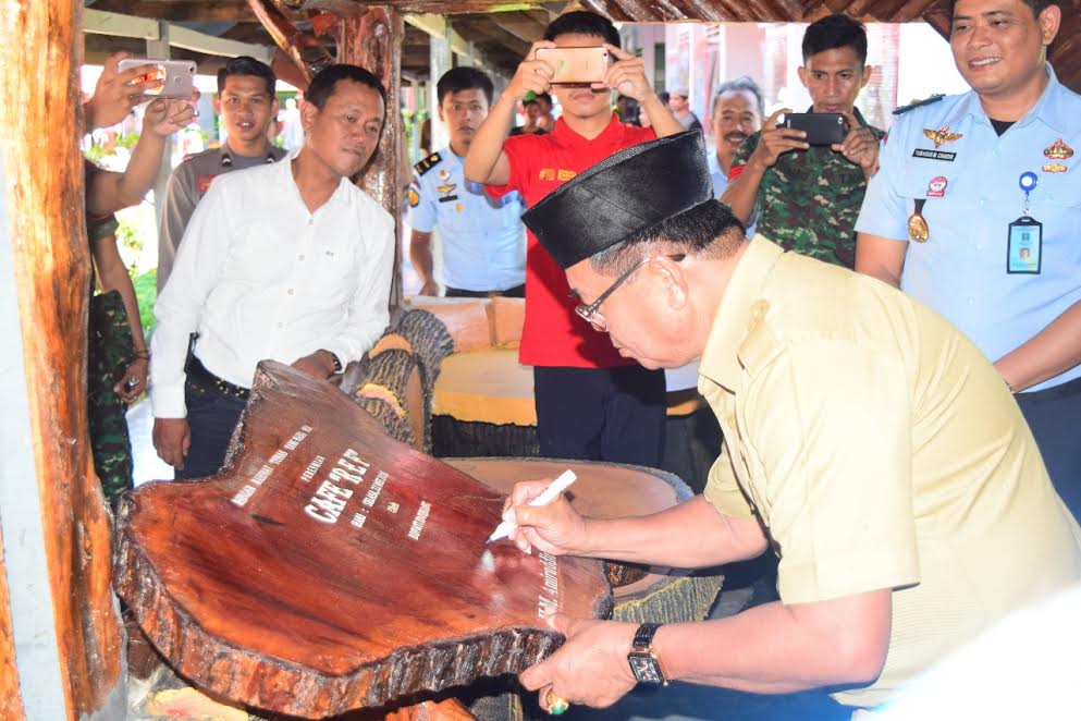 pelaksana-tugas-plt-bupati-enrekang-hm-amiruddin-meresmikan-cafe-rutan-enrekang-family-ref_20180524_095935.jpg