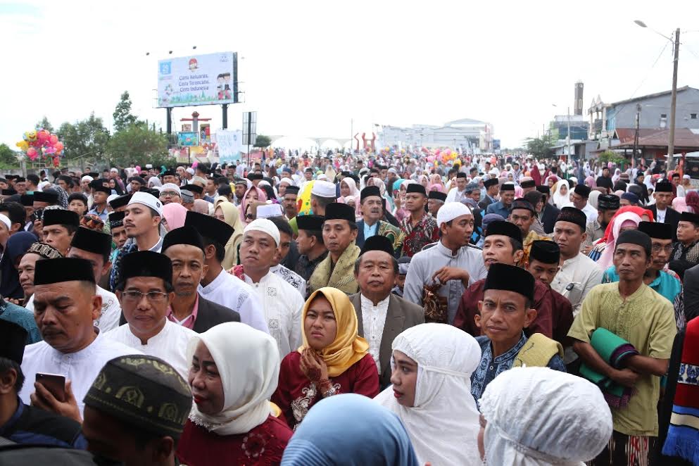 pelaksanaan-salat-idulfitri-yang-dirangkaikan-dengan-halalbihalal-akbar_20180616_161253.jpg