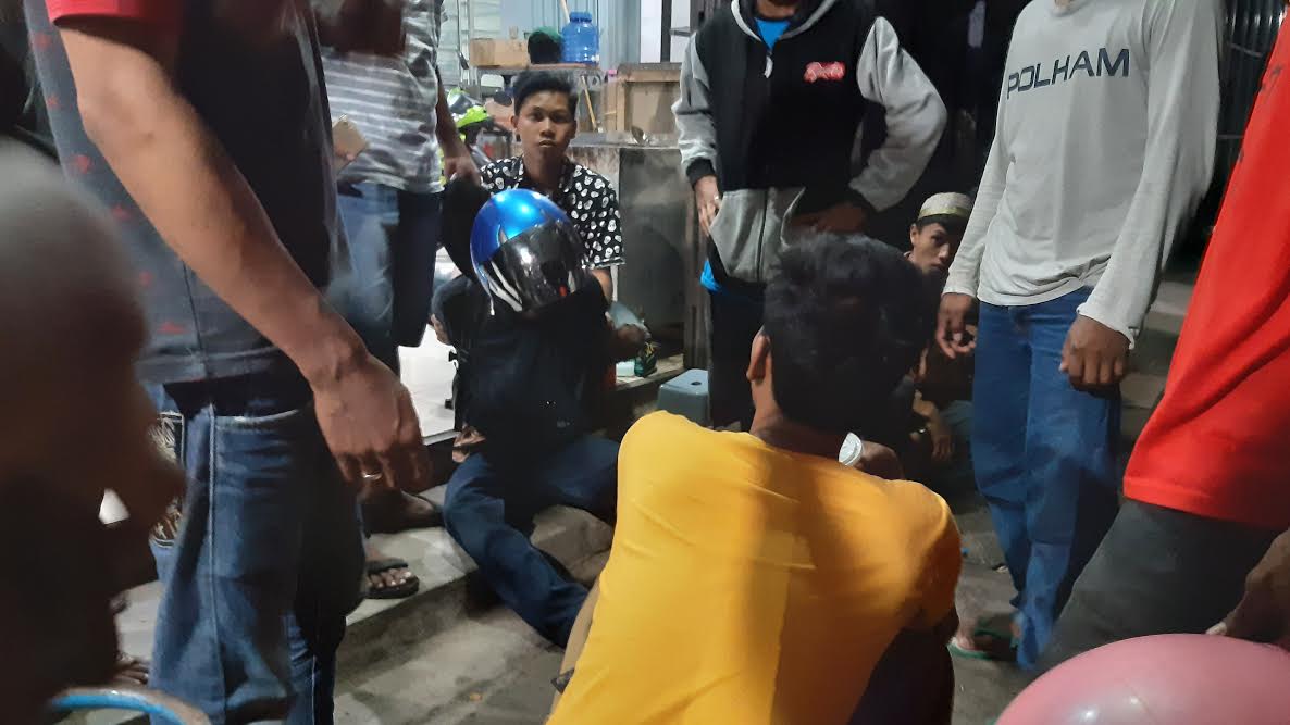 pelaku-pencuri-hape-saat-diringkus-di-sekitar-pasar-malam-belopa.jpg