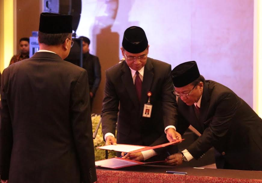 pelantikan-dan-serah-terima-jabatan-kepala-ojk-regional-6-sulamapua.jpg