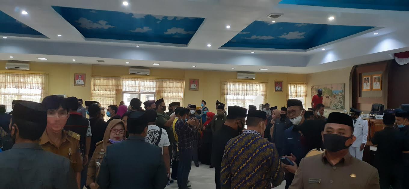 pelantikan-pejabat-di-jeneponto-abaikan-jaga-jarak-dan-masih-ada-tak-gunakan-masker.jpg