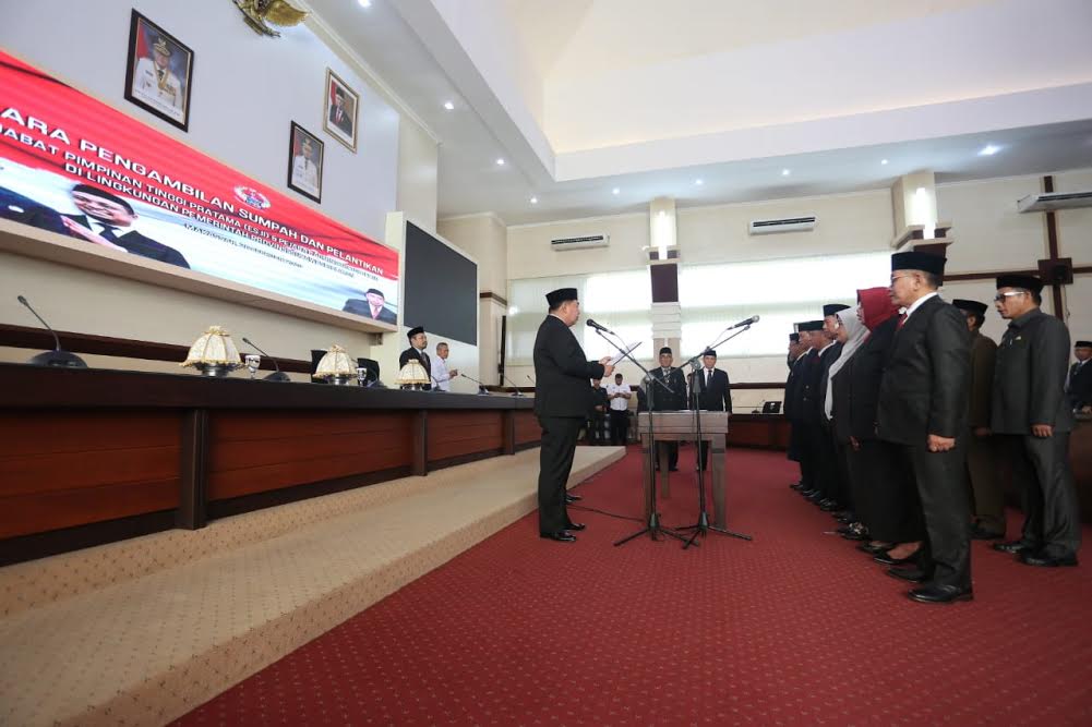 pelantikan-tujuh-pejabat-eselon-ii-lingkup-sulsel.jpg