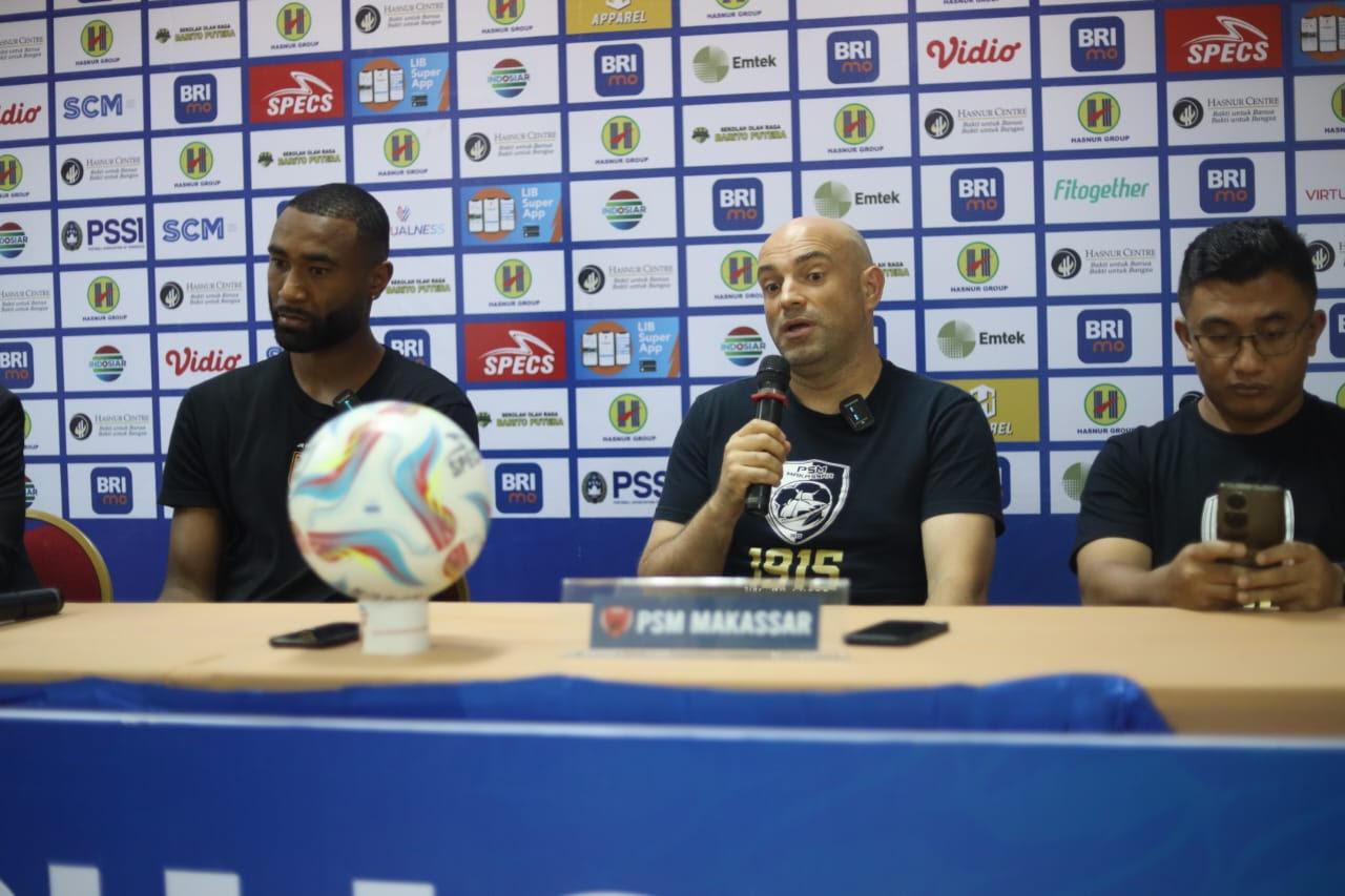 pelatih-PSM-Makassar-Bernardo-Tavares-dan-pemain-Yuran-Fernandes-saat-konferensi-pers.jpg