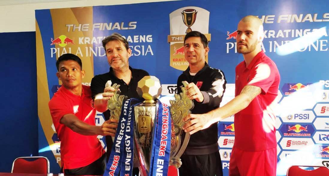 pelatih-psm-darije-kalezic-dan-playmaker-psm-wiljan-pluim.jpg
