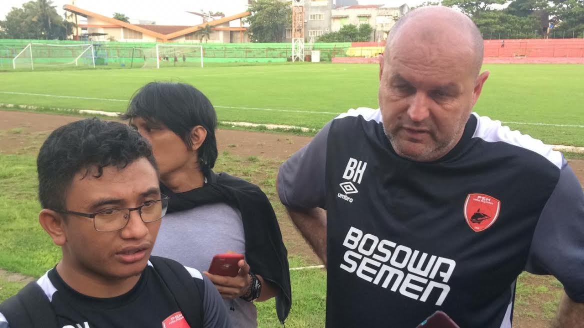pelatih-psm-makassar-bojan-hodak-menjawab-beberapa-pertanyaan-media1.jpg