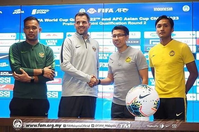 pelatih-timnas-indonesia-simon-mcmenemy-bersalaman-dengan-pelatih-malaysia-tan-cheng-hoe.jpg