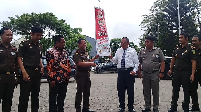 pelepasan-balon-ke-udara-oleh-bupati-toraja-utara-kalatiku-paembonan_20180517_143850.jpg