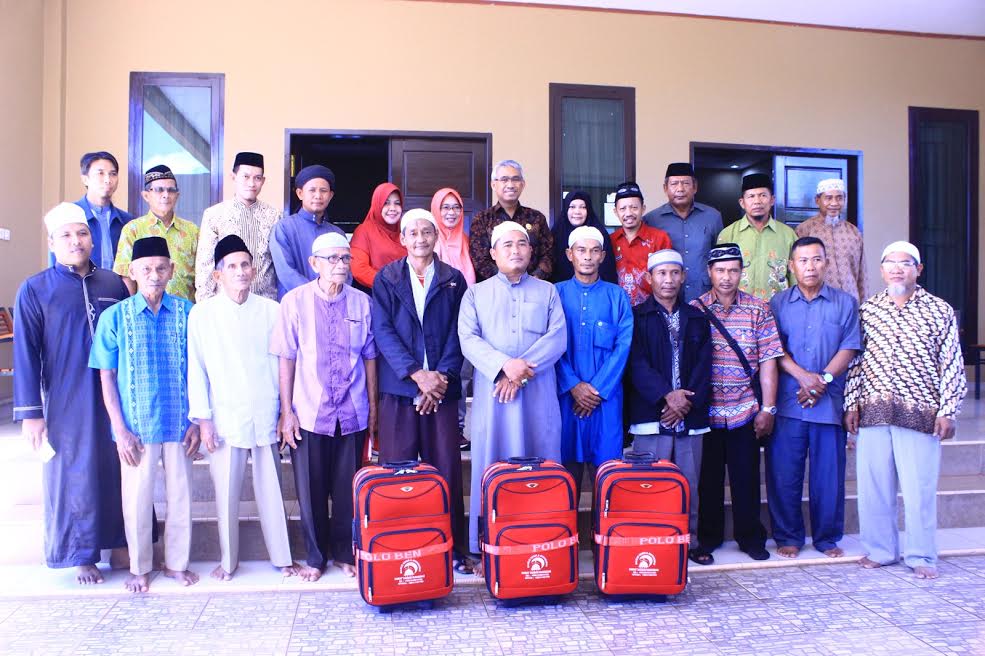pelepasan-peserta-umroh-gratis-di-rumah-jabatan-bupati-luwu-timur_20171201_113439.jpg