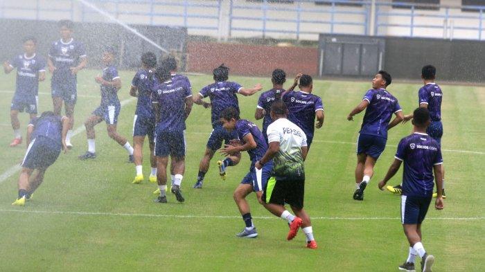pemain-Persib-Bandung-berlari-menghindari-siraman-air-sebelum-mengikuti-latihan-di-GBLA.jpg