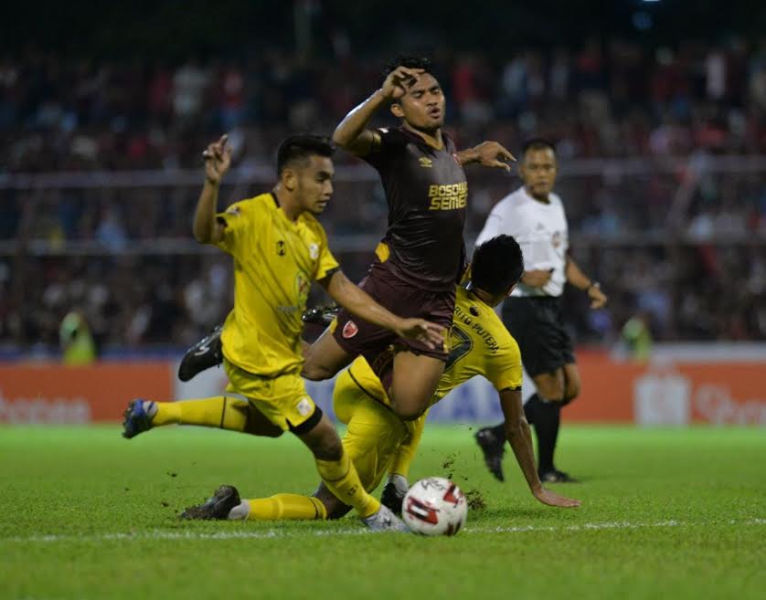 pemain-psm-makassar-asnawi-mangkualam-bahar-saat-langkahnya-dihentikan-pemain-barito-putera.jpg