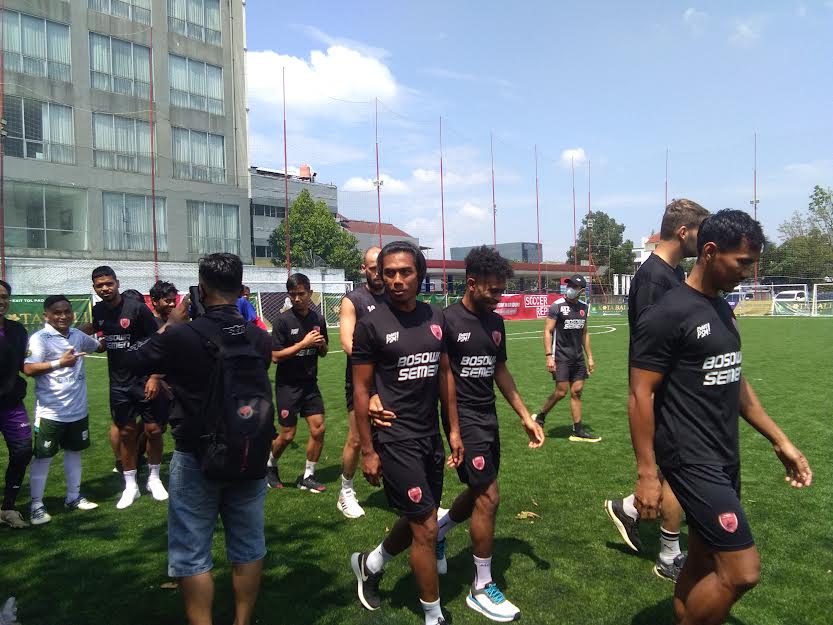 pemain-psm-makassar-latihan-di-lapangan-mini-soccer-republic.jpg