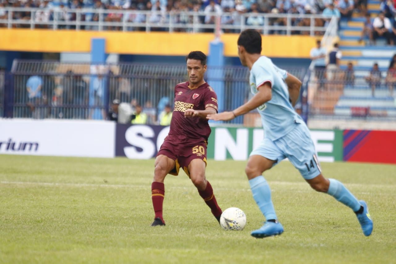 pemain-psm-makassar-raphael-maitimo-saat-melakukan-operan.jpg