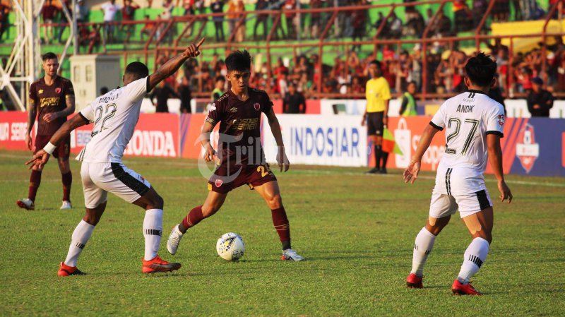 pemain-psm-rizky-eka-pratama-berusaha-melewati-pemain-madura-united-di-liga-1-2019.jpg