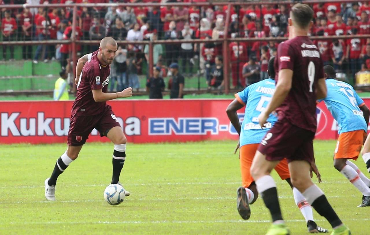 pemain-psm-wiljan-pluim-menggiring-bola-dalam-laga-psm-vs-perseru.jpg