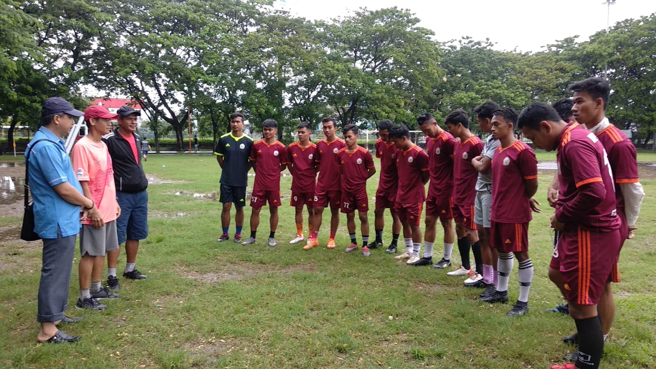 pemain-tim-sepak-bola-sulsel-mendengarkan-arahan-dari-pelatih-di-lapangan-karebosi.jpg