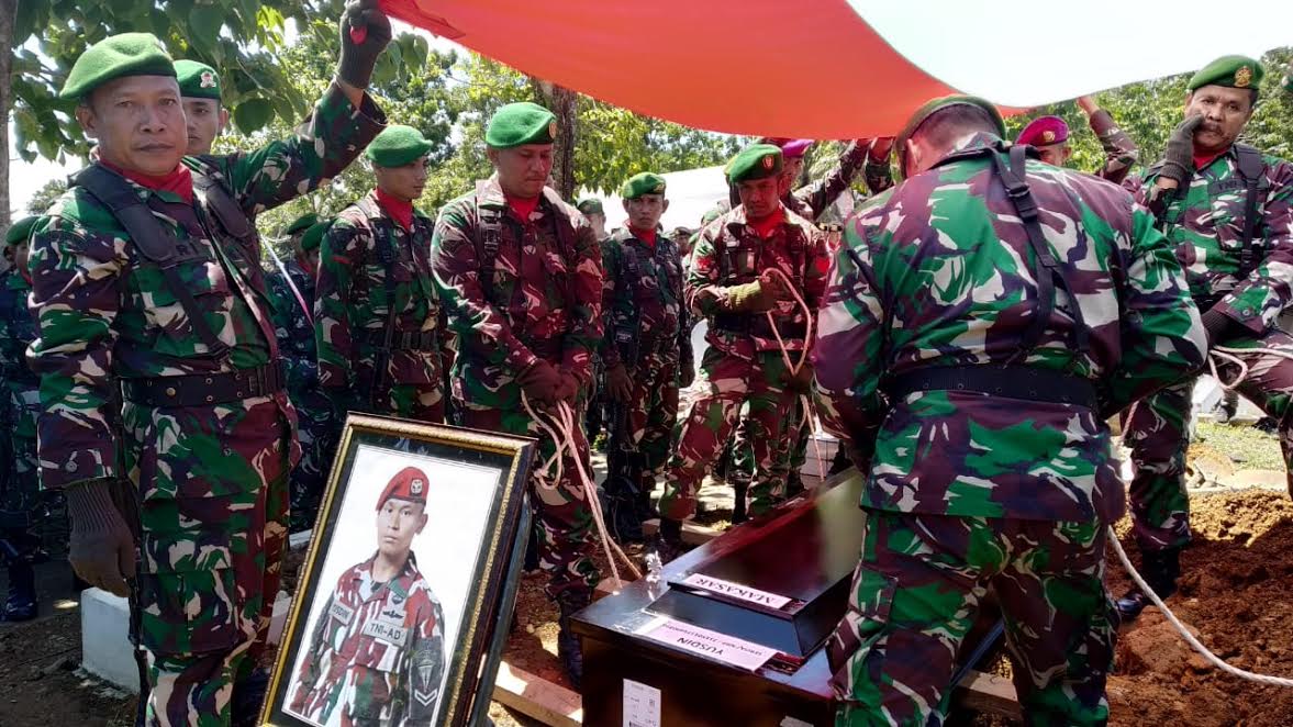pemakaman-sertu-anumerta-yusdin-di-taman-makam-pahlawan-tmp-kota-palopo.jpg