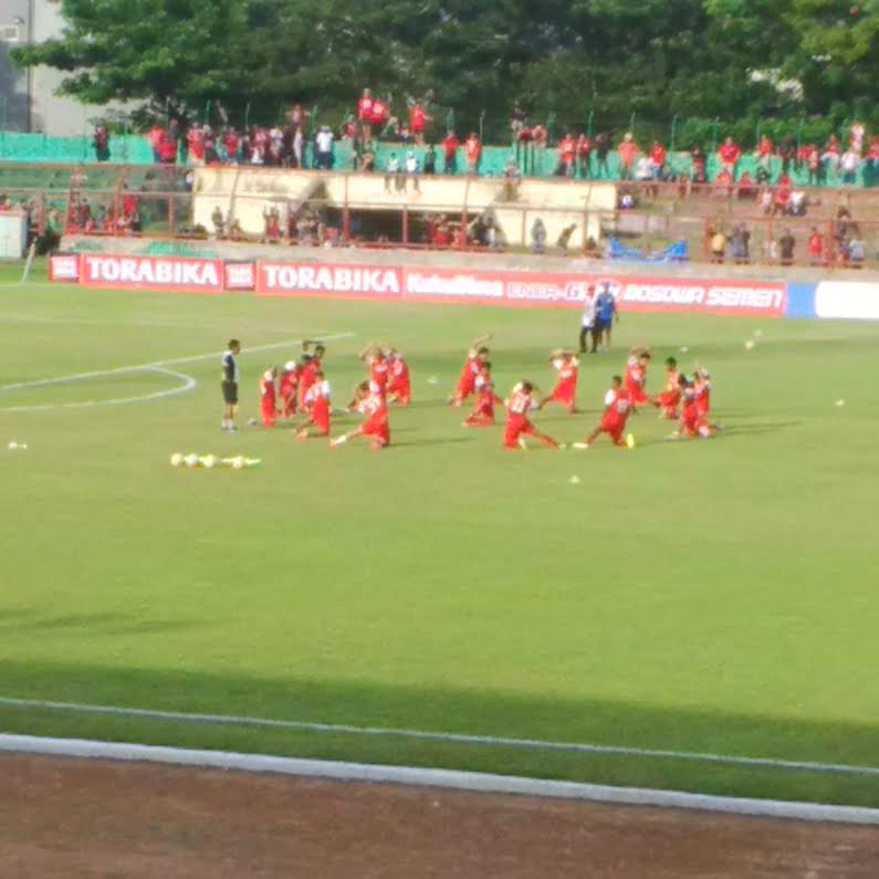 pemanasan-di-lapangan-stadion_20160521_162954.jpg