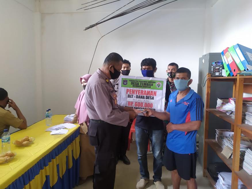 Kapolsek Enrekang Salurkan BLT-DD Tahap III Bagi 90 KK di Desa Temban