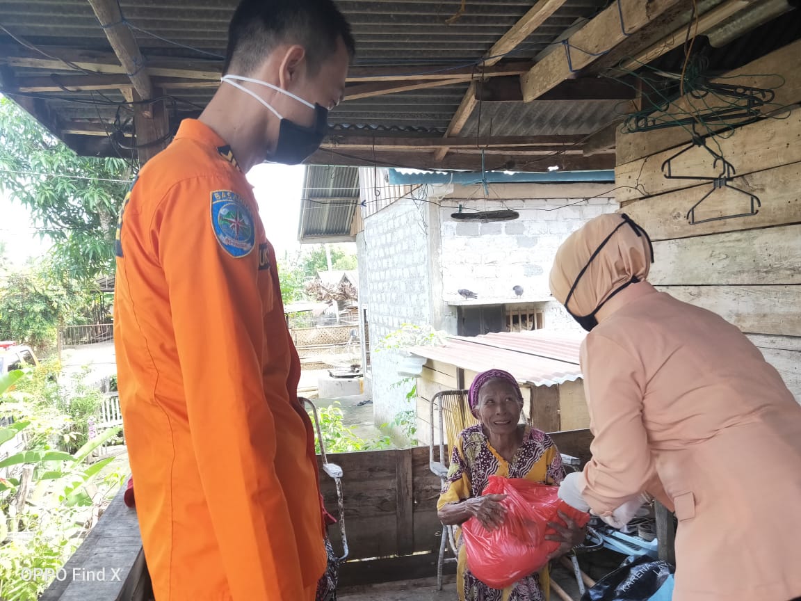 pembagian-sembako-yang-dilakukan-badan-pos-sar-nasional-bone.jpg