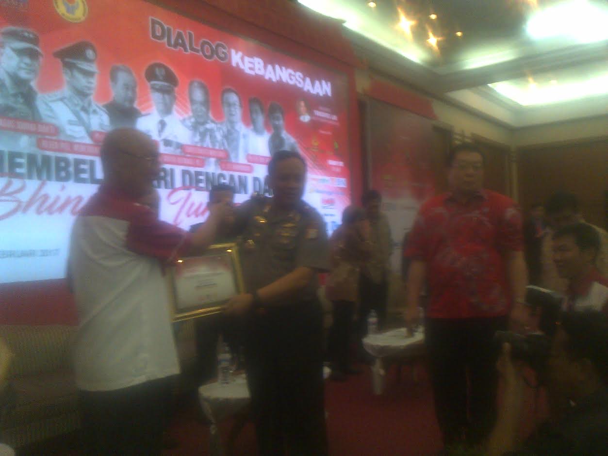 PD INTI-PSMTI Sulsel Serahkan Penghargaan untuk Narasumber Dialog Kebangsaan - pemberian-penghargan-oleh-pengurus-pd-inti-susel_20170205_205344.jpg