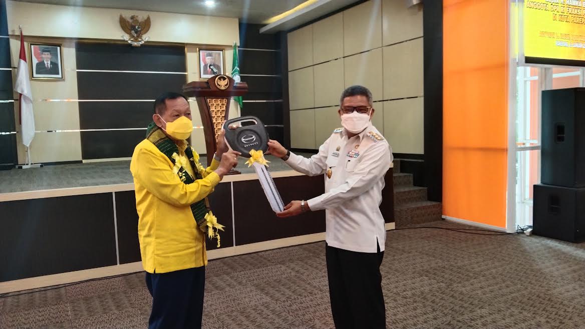Politisi Golkar Hamka B Kady Sumbang Satu Bus ke Pemkot Parepare