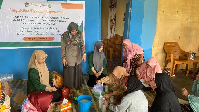 Warga Labbakkang Pangkep Ubah Sereh Jadi Karbol Pembersih Lantai