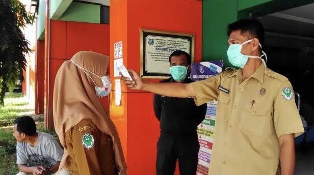 pemeriksaa-suhu-tubuh-di-rsud-sulthan-dg-radja-bulukumba-372020.jpg