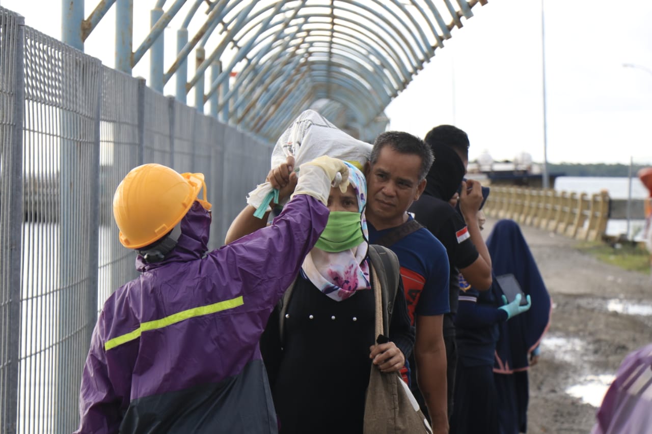 pemeriksaan-kesehatan-penumpang-kapal-di-pelabuhan-laut-garongkong-minggu-2232020.jpg