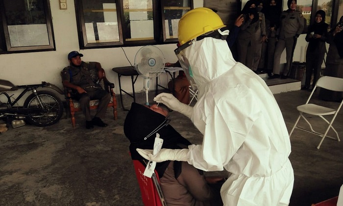 pemeriksaan-swab-anggota-satpol-pp-sinjai-senin-14122020.jpg