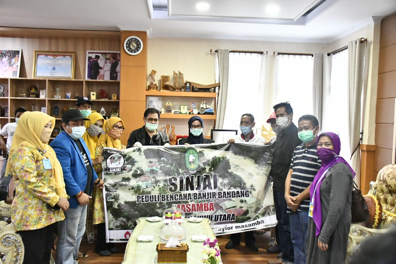 pemerintah-kabupaten-sinjai-menyerahkan-bantuan-kepada-korban-banjir.jpg