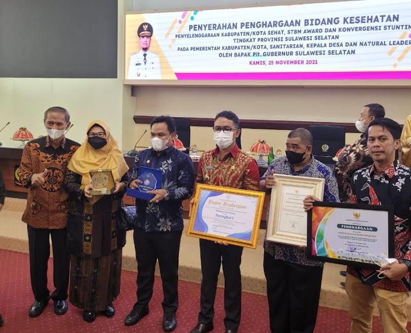 pemerintah-sulawesi-selatan-menggelar-penyerahan-penghargaan-di-bidang-kesehatan.jpg