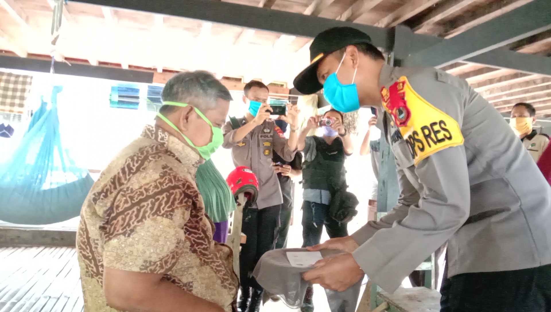 Pemkab Enrekang Mulai Salurkan BLT Bagi Warga Kurang Mampu Terdampak Covid-19