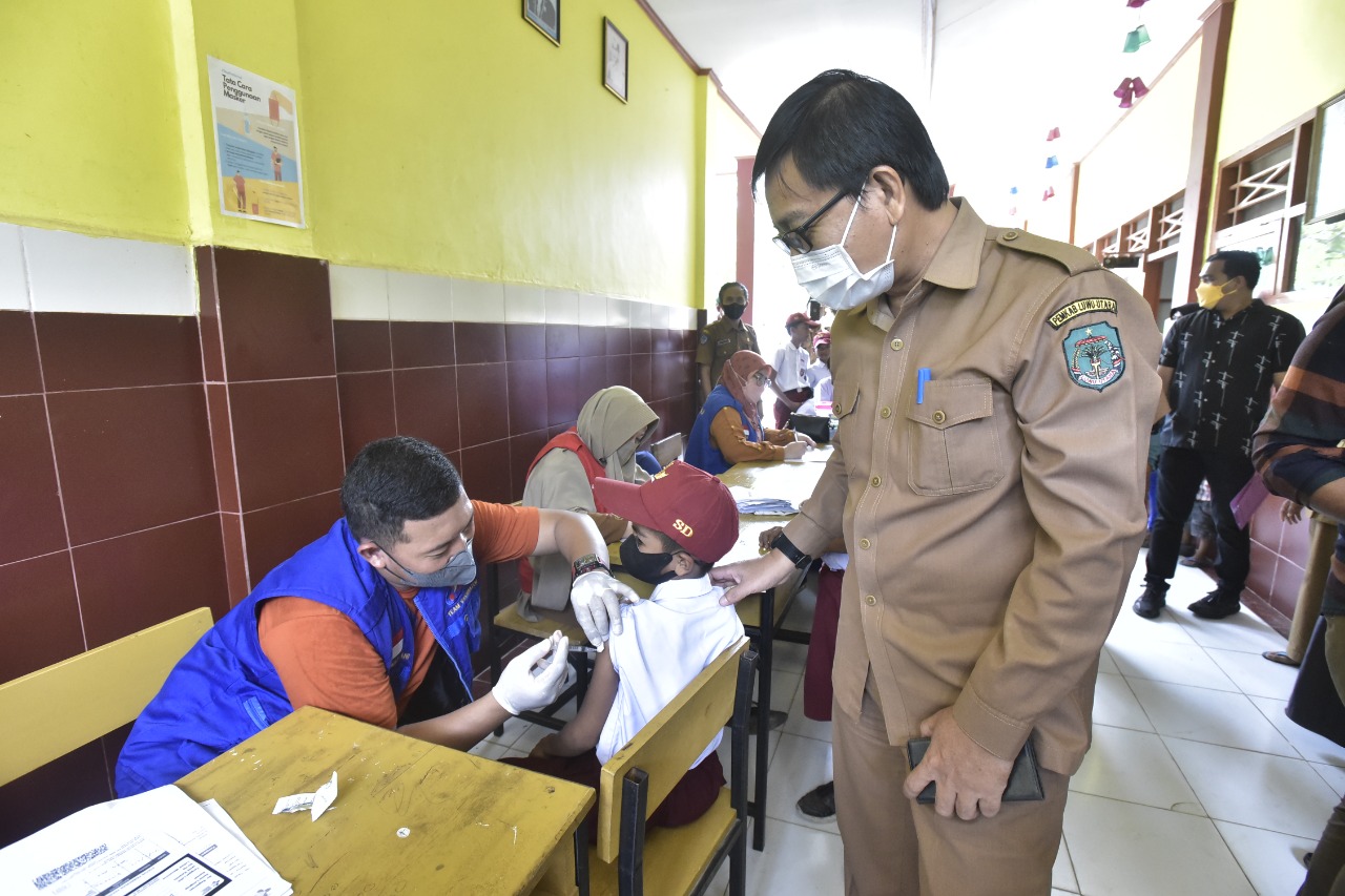 Wakil Bupati Luwu Utara Semangati Murid SD yang Divaksin