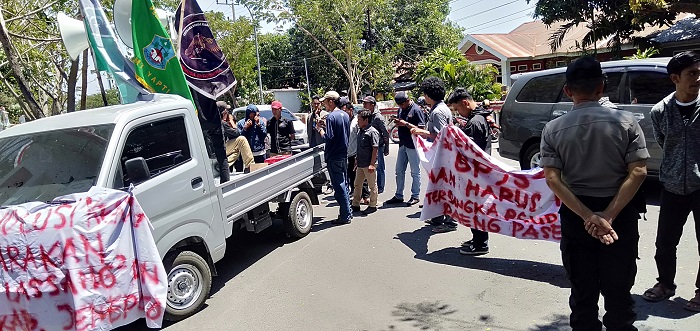 pemuda-unjuk-rasa-di-kantor-bupati-j.jpg