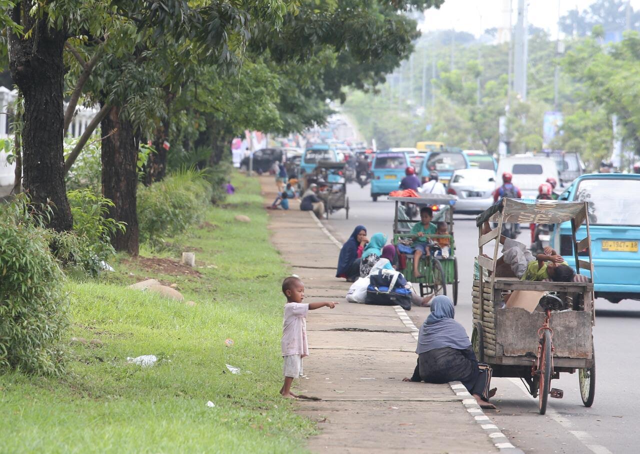 Pemulung Bergerobak Mangkal di Depan Kantor Gubernur, Satpol PP ke Mana?