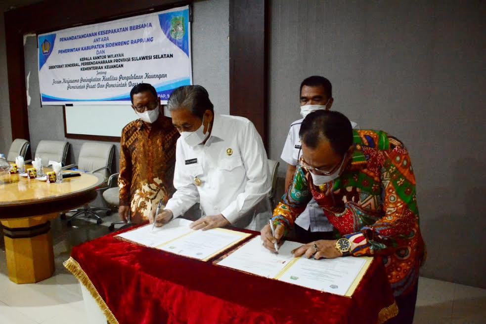 penandatangan-mou-oleh-bupati-sidrap-dollah-mando-dan-syaiful.jpg